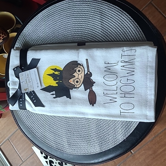 🧛‍♀️Rae Dunn Harry Potter Kitchen Towels - Picture 2 of 7